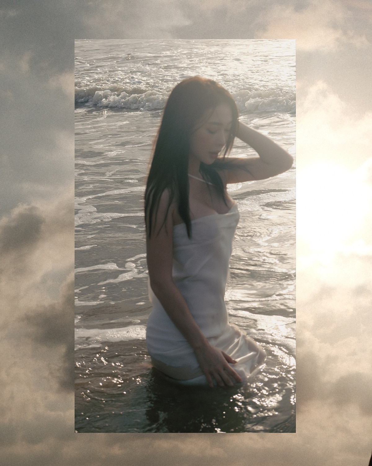 Nhắc đến Sun HT, người ta thường nhớ đến hình ảnh cô nàng nữ tính, "bánh bèo" với mái tóc xoăn xù đáng yêu, đậm chất Hàn Quốc. Người đẹp SN 1993 có niềm đam mê với những trang phục kín đáo, tinh gọn và không quá màu sắc.