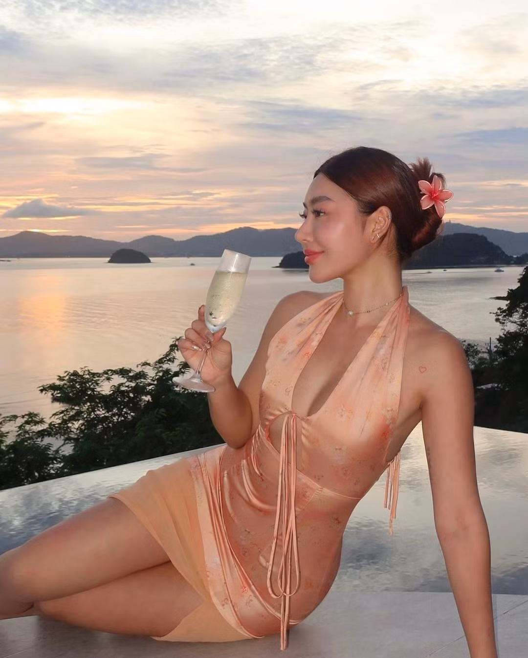 Ngoài nhan sắc cá tính, Pongsak luôn khiến người hâm mộ yêu thích nhờ cách “mix” đồ linh hoạt, khéo léo.