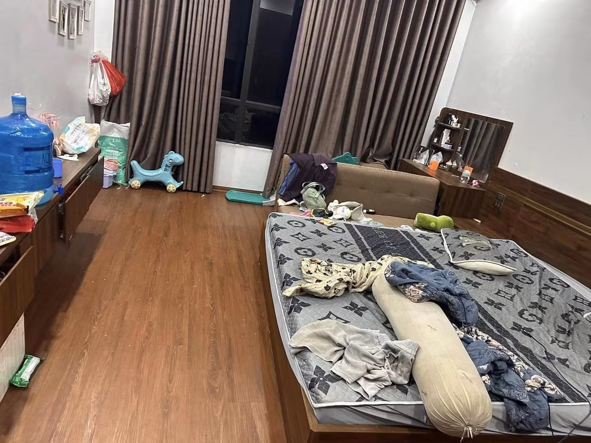 Theo người được cho là chị chồng, cô em dâu không chỉ có lối sống bừa bộn, bẩn thỉu mà còn có thái độ không đúng mực với bố mẹ chồng: "Vợ nó quá lười quá bẩn nó đi làm về ức chế nó chửi thì lại bảo là nó không tôn trọng. Vậy theo mọi người thì nó phải làm như nào? Con đẻ ra thì ngăn cấm không cho bà nội bế, không muốn cho chơi với bà. Bà thì yếu đang bế cháu mà nó giằng bằng được, rồi nay nó về ngoại, mai nó về ngoại để tụ tập nói xấu nhà chồng."