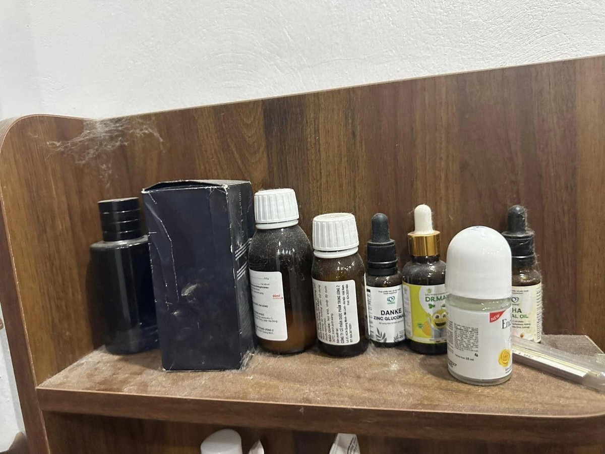 Những hình ảnh được chia sẻ công khai về nhiều góc trong căn nhà cho thấy có vẻ như căn nhà đã lâu lắm rồi không hề có người dọn dẹp khi trên các kệ để thuốc, mỹ phẩm bị mạng nhện, bụi bặm bám vào.