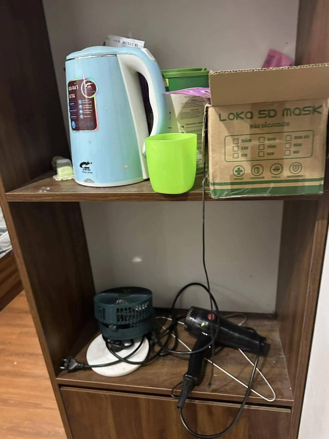 Máy sấy tóc, ấm nước siêu tốc để bừa bộn trên các tủ kệ.