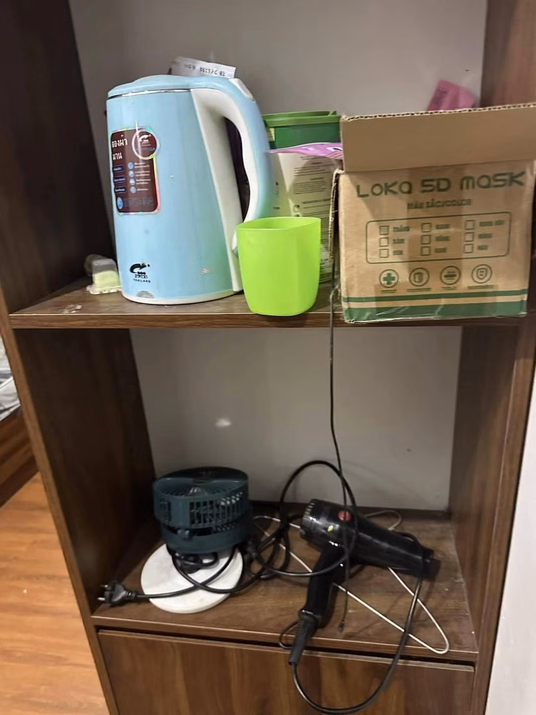 Máy sấy tóc, ấm nước siêu tốc để bừa bộn trên các tủ kệ.