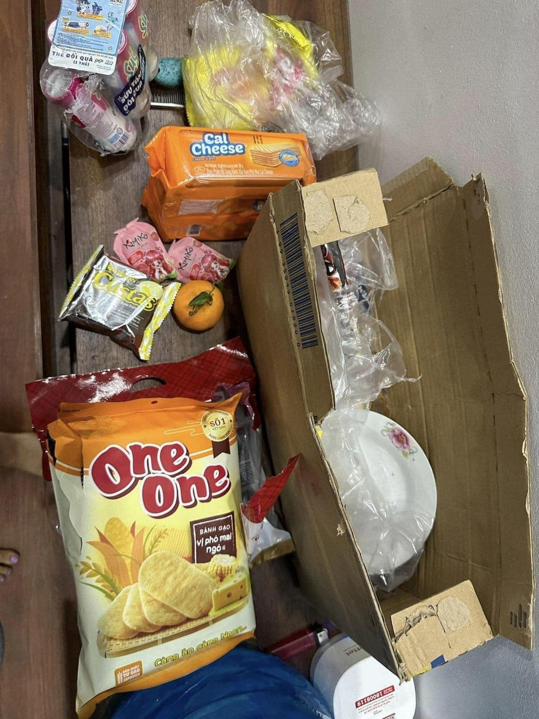 Tuy nhiên có người lại bày tỏ ý kiến khác: "Bà vợ này còn trông con nhỏ, có thể tâm lý không ổn nữa, chồng dù có đi công tác thì về nhà thấy bừa cũng phải có ý kiến ngay chứ, để đến mức như này thì chắc phải tại anh tại ả rồi", "phải trách cả 2 vợ chồng nhé, nuôi con gì cũng phải đồng thuận cả 2 mà".