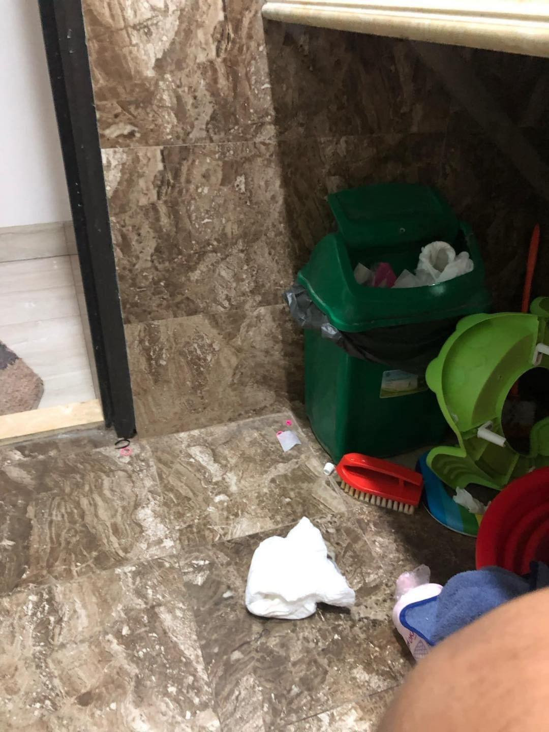 Trong nhà vệ sinh, giấy vệ sinh cùng nhiều đồ khác bị vứt lung tung.