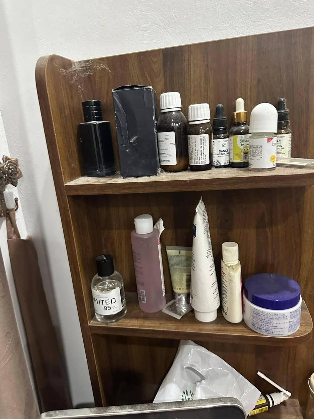 "Dã man quá, không hiểu em bé làm sao lớn lên trong môi trường này nữa", "tôi thấy tội dùm 2 con mèo luôn đó, nếu như nó là người chắc nó tự dọn luôn rồi quá", "mèo là loại động vật nhút nhát, thích giấu đồ thải của mình đi, mà để được căn phòng thế này thì chắc nó cũng bất lực với chủ của mình lắm" - Nhiều netizen bày tỏ sự khó chịu, phẫn nộ khi nhìn những bức ảnh này.