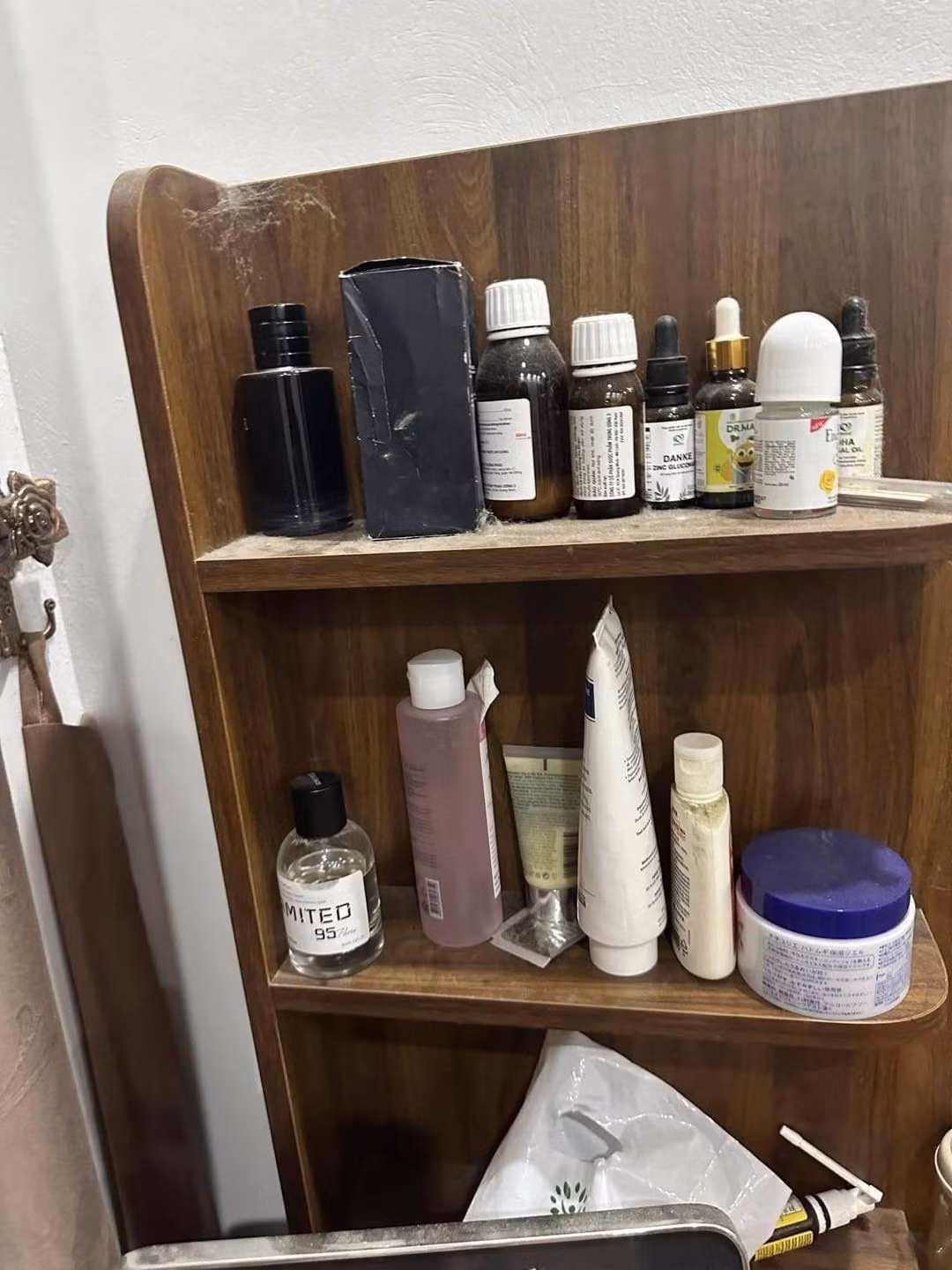 "Dã man quá, không hiểu em bé làm sao lớn lên trong môi trường này nữa", "tôi thấy tội dùm 2 con mèo luôn đó, nếu như nó là người chắc nó tự dọn luôn rồi quá", "mèo là loại động vật nhút nhát, thích giấu đồ thải của mình đi, mà để được căn phòng thế này thì chắc nó cũng bất lực với chủ của mình lắm" - Nhiều netizen bày tỏ sự khó chịu, phẫn nộ khi nhìn những bức ảnh này.