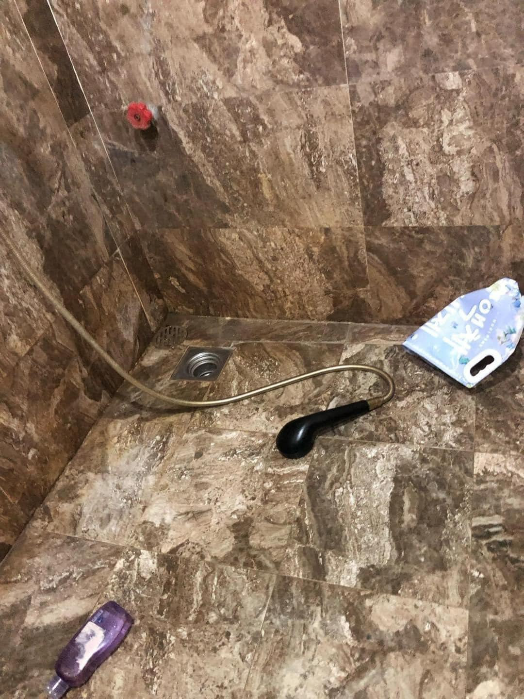 Nhiều người cho rằng nếu như nền gạch nhà tắm không phải màu nâu mà là màu trắng, thì có lẽ cả căn phòng tắm cũng đổi màu rồi.