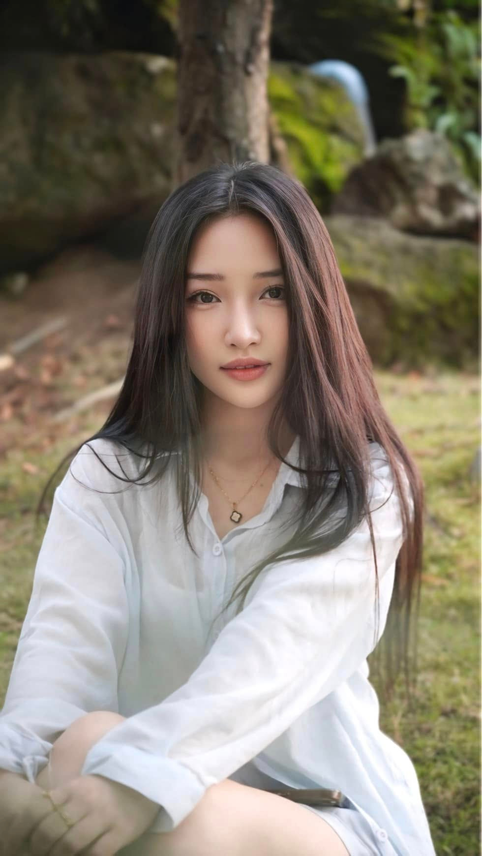 Ở hiện tại, ở Hoa Nhật Huỳnh có sự trưởng thành hơn trước. Không còn thường xuyên diện những trang phục gợi cảm, khoe vóc dáng nhưng cô nàng vẫn giữ được nét thu hút người đối diện.