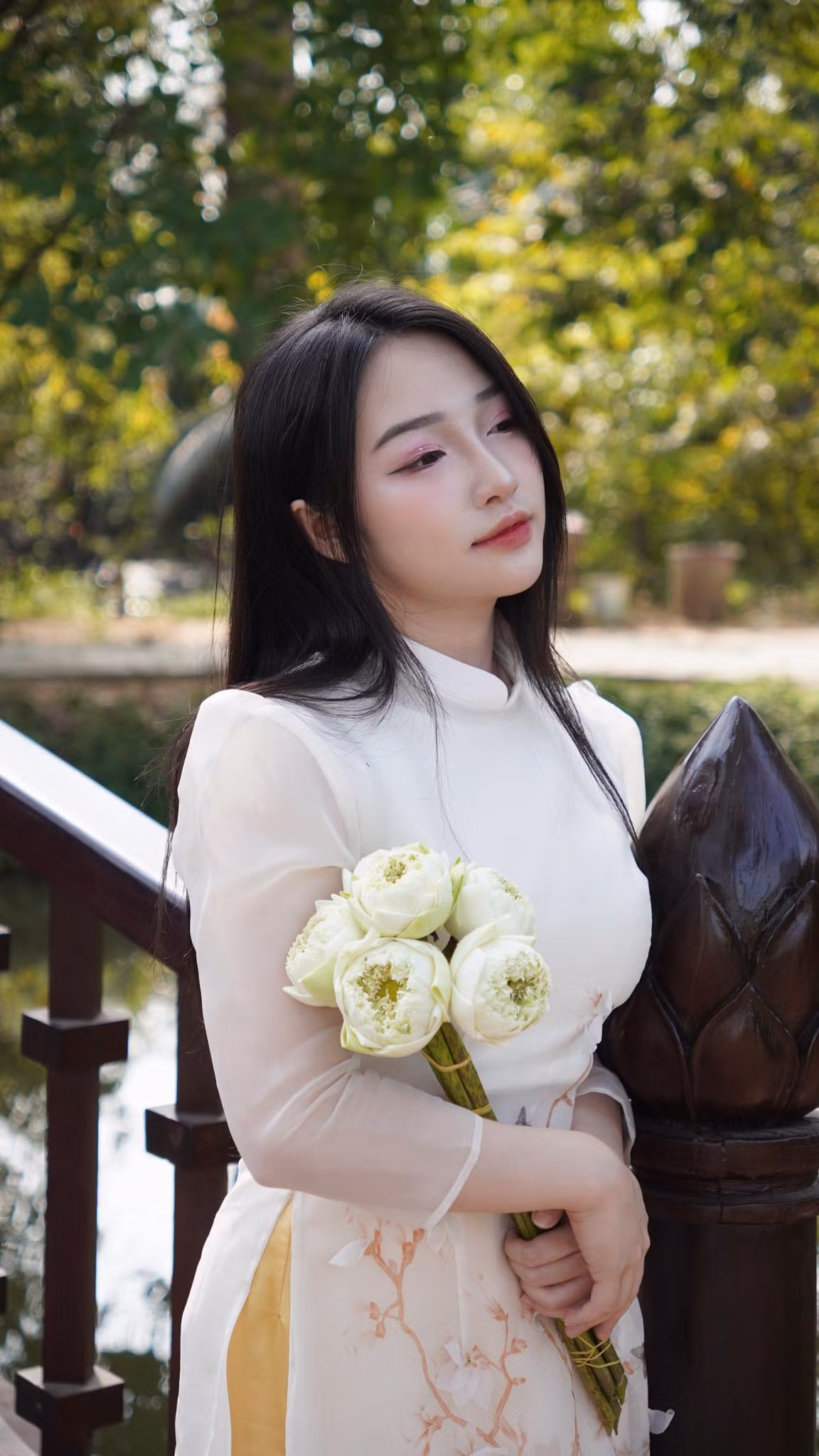 Hình ảnh nữ streamer nhẹ nhàng, duyên dáng trong tà áo dài. (Ảnh: FBNV)