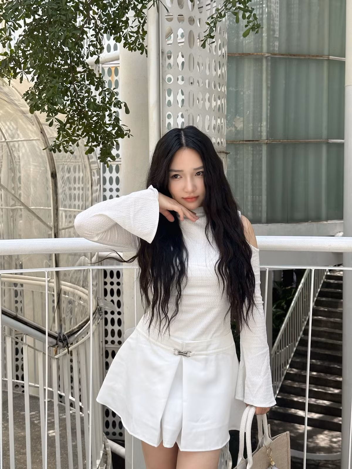 So với lúc mới nổi, nhan sắc cô nàng không có quá nhiều thay đổi, thậm chí có phần xinh đẹp, sắc sảo hơn.