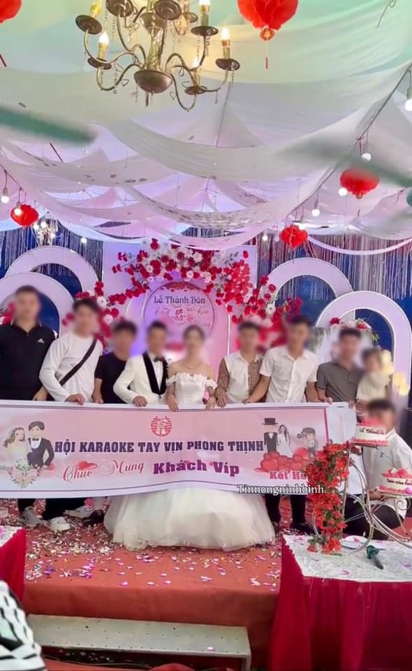 Nhận được món quà, biểu cảm của cô dâu không khỏi "sượng trân" trước món quà đặc biệt từ hội bạn. Nhiều người bày tỏ khó chịu, tức giận giùm cô dâu chú rể khi nhận được món quà kém duyên từ những người bạn: "Vô duyên mà cứ nghĩ mình hài hước à", "gì vậy hết nội dung ghi rồi hay gì", "Ủa từ bao giờ "karaoke tay vịn" lại được cổ xúy vậy, tưởng thế là hay à".