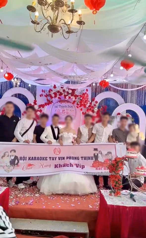 Nhận được món quà, biểu cảm của cô dâu không khỏi "sượng trân" trước món quà đặc biệt từ hội bạn. Nhiều người bày tỏ khó chịu, tức giận giùm cô dâu chú rể khi nhận được món quà kém duyên từ những người bạn: "Vô duyên mà cứ nghĩ mình hài hước à", "gì vậy hết nội dung ghi rồi hay gì", "Ủa từ bao giờ "karaoke tay vịn" lại được cổ xúy vậy, tưởng thế là hay à".