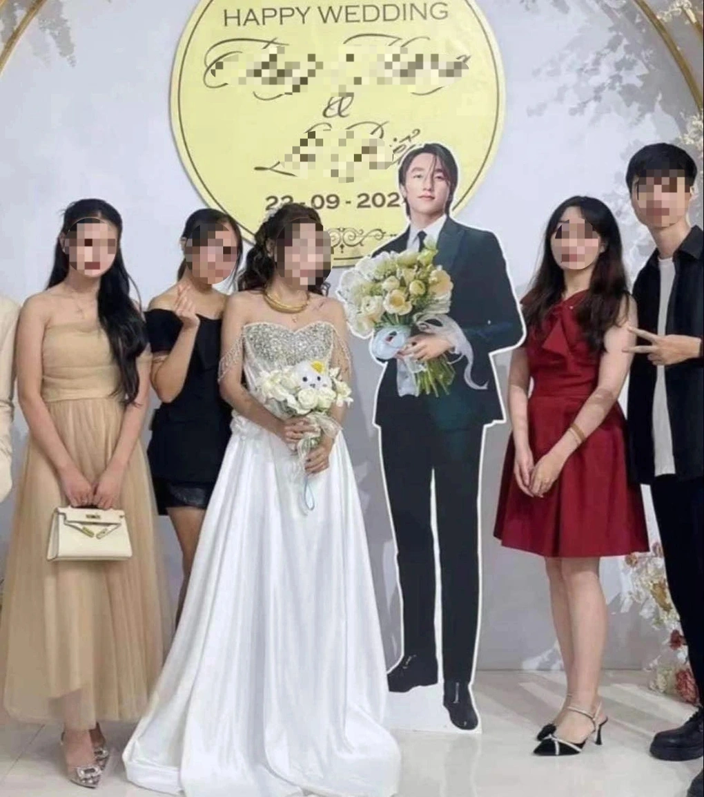 Trước đó, trên mạng xã hội cùng từng lan truyền hình ảnh về một đám cưới với món quà từ hội bạn độc lạ không kém. Theo đó, hội bạn của cô dâu mang standee của ca sĩ Sơn Tùng M-TP đến "phá" đám cưới, khiến chú rể vô cùng bức xúc phải đăng đàn.