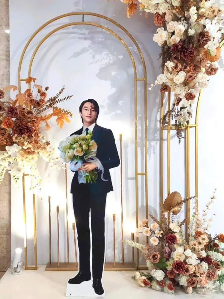Theo lời chú rể, nhóm bạn này đã mang standee Sơn Tùng mặc vest và cầm hoa, đặt trước cổng lễ cưới. Thậm chí hội bạn này còn mang standee lên hẳn sân khấu, chụp cùng cô dâu và "dẹp" luôn chú rể sang một bên.