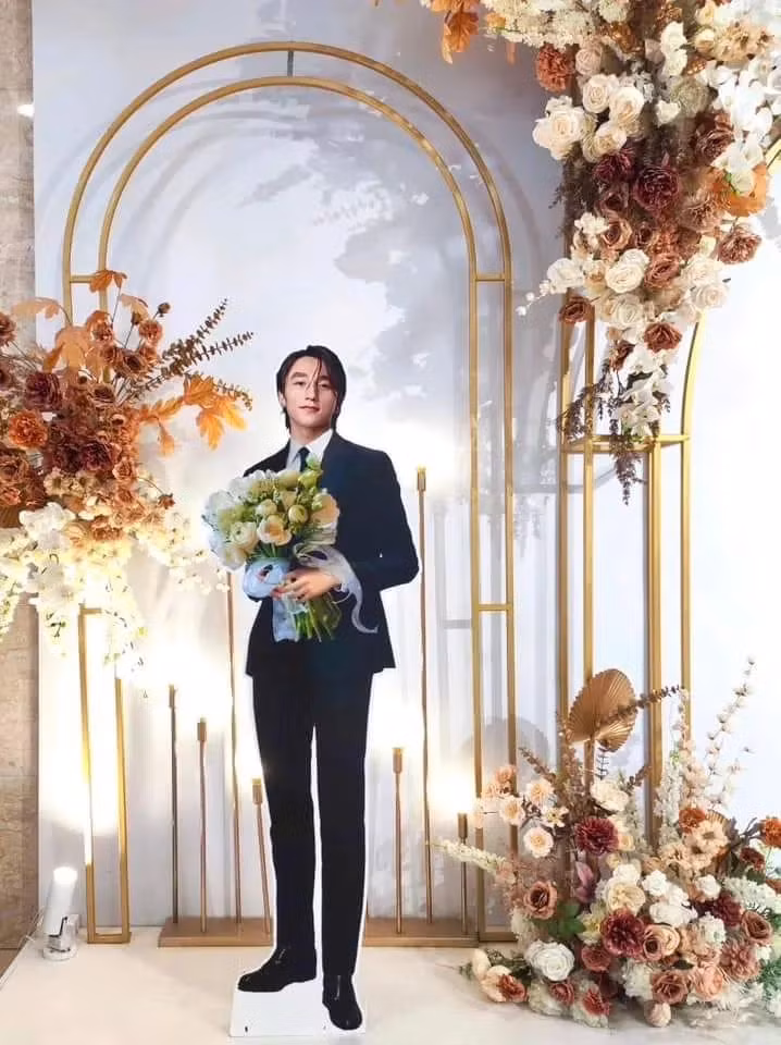 Theo lời chú rể, nhóm bạn này đã mang standee Sơn Tùng mặc vest và cầm hoa, đặt trước cổng lễ cưới. Thậm chí hội bạn này còn mang standee lên hẳn sân khấu, chụp cùng cô dâu và "dẹp" luôn chú rể sang một bên.