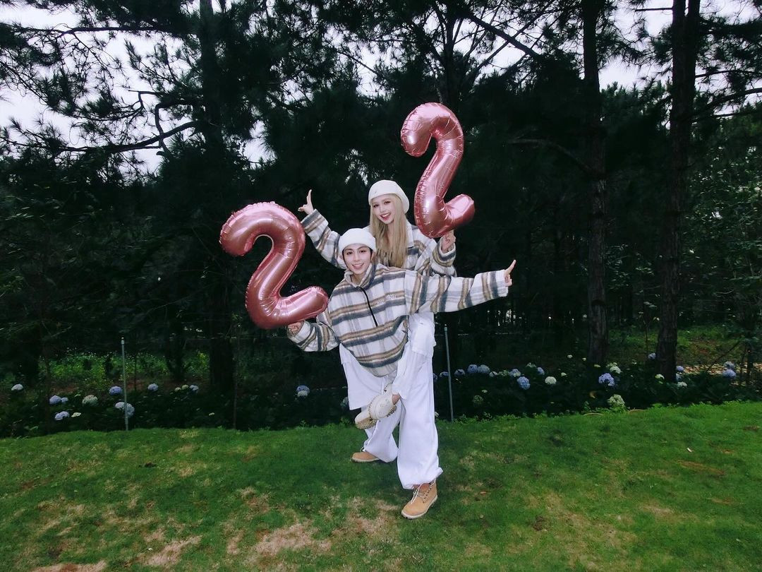 Đến khoảng cách đây vài tháng, Xoài Non vướng tin đồn có mối quan hệ thân thiết với Gil Lê. Cả hai lộ video hôn môi, gắn bó trong nhiều hoạt động và có cử chỉ thân mật khi cùng livestream, tham gia sự kiện.