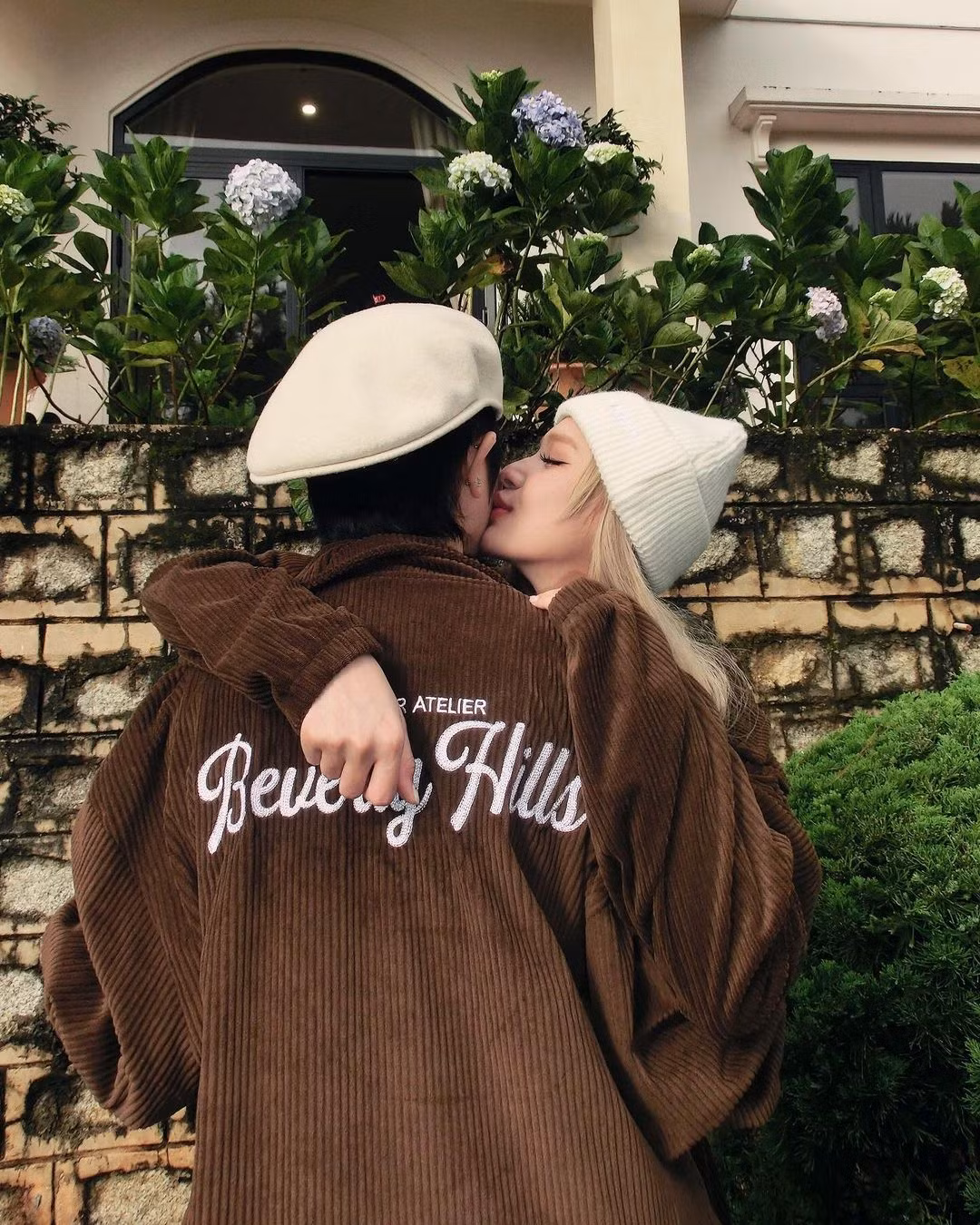 Đặc biệt, trong một tấm hình, Xoài Non còn thơm má Gil Lê. Dù chưa lên tiếng công khai chính thức, thế nhưng fan của cặp đôi đều ngầm hiểu đây như lời thừa nhận mối quan hệ tình cảm.