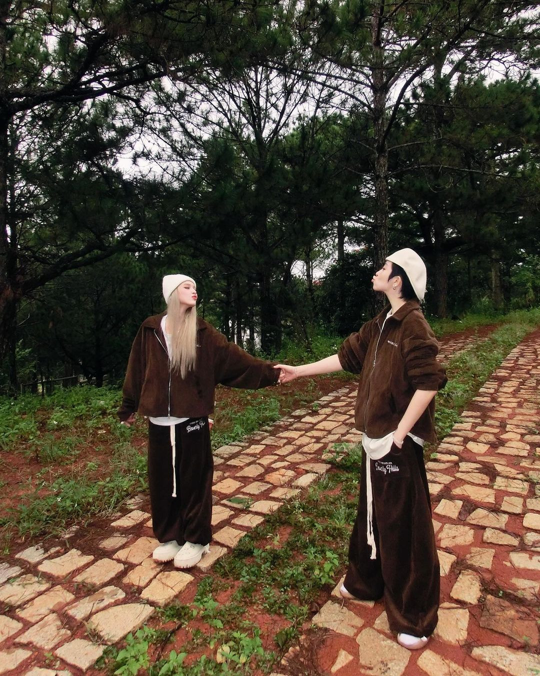 Cặp sao nắm tay, tạo dáng chu môi nhí nhảnh. Trước đó, khi cùng tham buổi họp báo giới thiệu chương trình Chị đẹp đạp gió hôm 16/10, Gil Lê giới thiệu Xoài Non là người yêu.