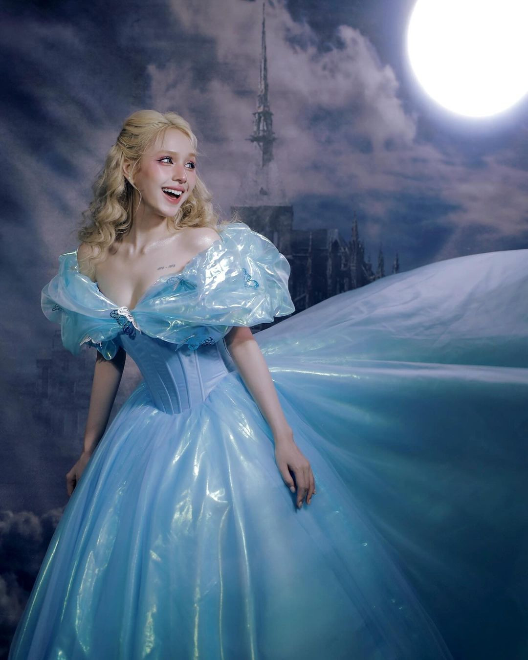 Sau khi ly hôn Xemesis, Xoài Non mất một khoảng thời gian khá "im ắng" trên mạng xã hội. Cô nàng tập trung cho công việc.