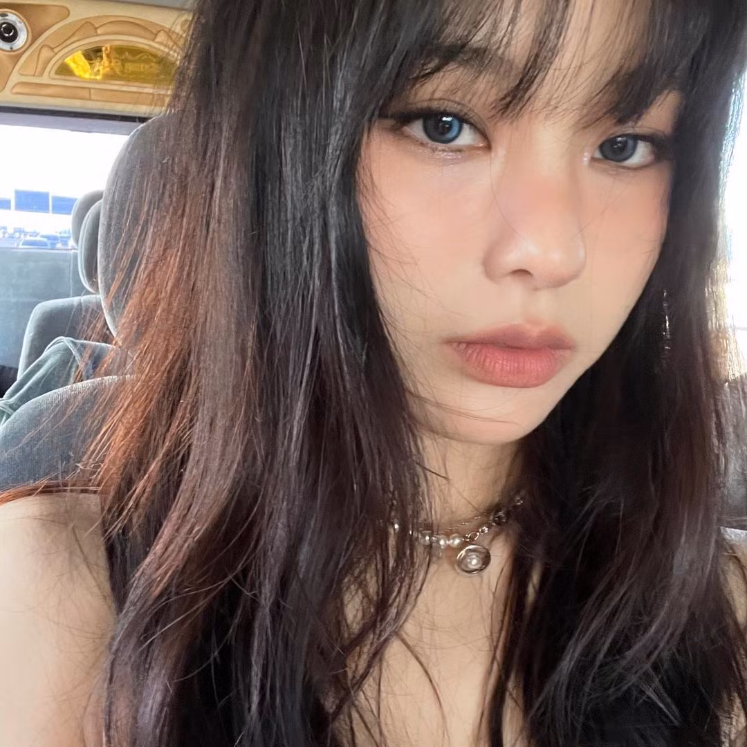 Những video của Noze trên Youtube cán mốc triệu view, Instagram của cô hiện cũng đạt 2.7 triệu người theo dõi.