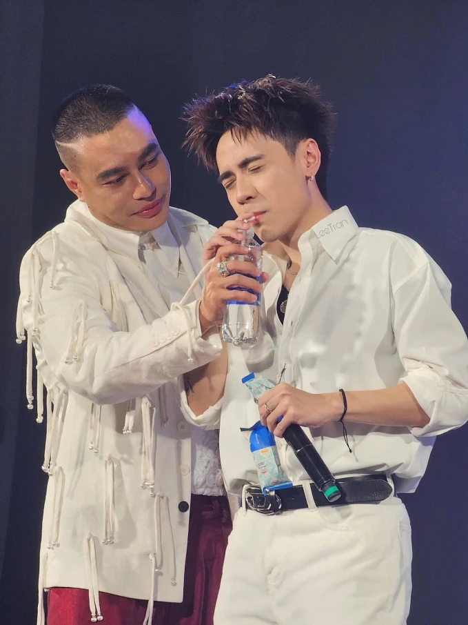 Cách đây ít lâu, dân tình cũng được phen cười nghiêng ngả với màn "xào cúp le" do tự chính chủ khơi nguồn giữa Lê Dương Bảo Lâm (khán giả gọi vui là Diễm" cùng Quang Hùng Master D.