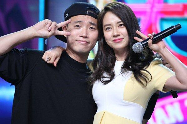 Gary và Song Ji Hyo từng là cặp đôi nổi tiếng khắp Châu Á nhờ vào "Running Man". Cả hai được người hâm mộ hết lòng ủng hộ ngoài đời thật nhờ những màn "xào cúp le" hết sức tinh tế trong chương trình. (Ảnh: Facebook)