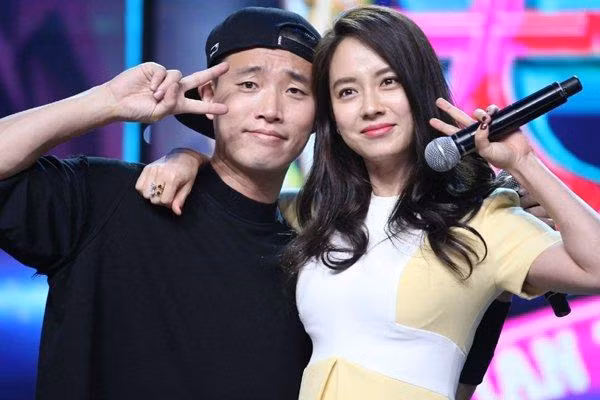 Gary và Song Ji Hyo từng là cặp đôi nổi tiếng khắp Châu Á nhờ vào "Running Man". Cả hai được người hâm mộ hết lòng ủng hộ ngoài đời thật nhờ những màn "xào cúp le" hết sức tinh tế trong chương trình. (Ảnh: Facebook)