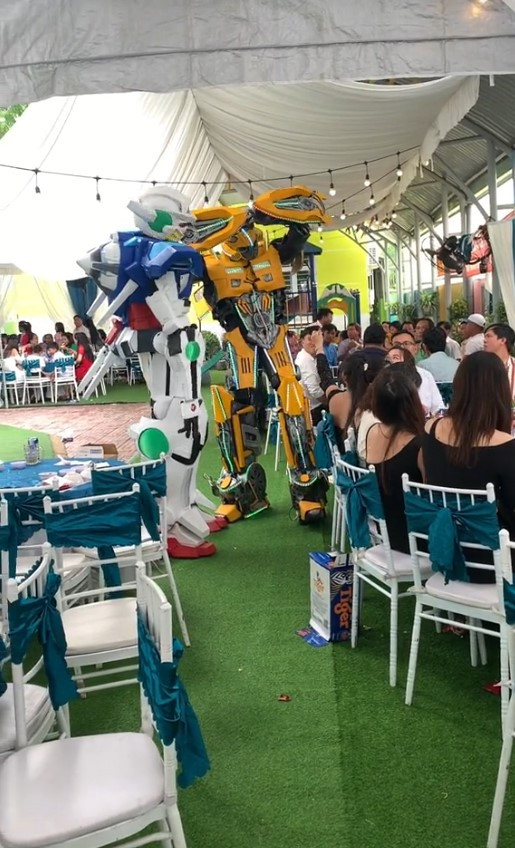 Hai "chú" robot còn rất thân thiện lại chào hỏi và nói chuyện với quan khách có mặt tại bữa tiệc.