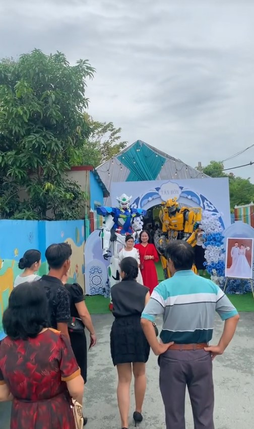 Nhiều netizen cho rằng có lẽ chú rể là fan của những nhân vật này, nên muốn chia sẻ niềm đam mê này với bạn bè và người thân trong ngày trọng đại của mình.