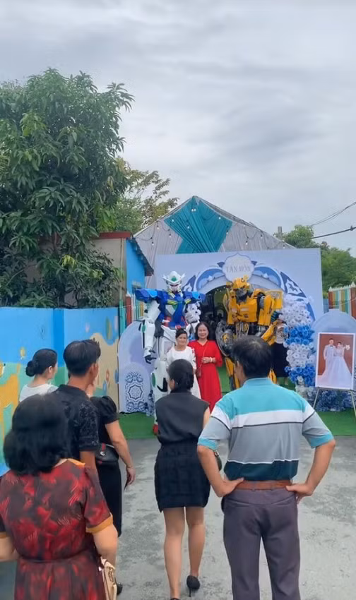 Nhiều netizen cho rằng có lẽ chú rể là fan của những nhân vật này, nên muốn chia sẻ niềm đam mê này với bạn bè và người thân trong ngày trọng đại của mình.