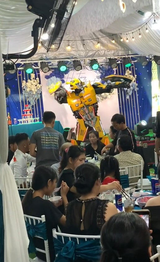 Thậm chí, Bumble còn lên sân khấu nhảy nhót, khuấy đảo không khí bữa tiệc cưới.