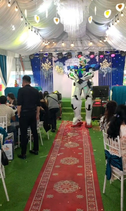 Được biết, dịch vụ cho thuê robot phục vụ tiệc tùng những năm gần đây bắt đầu nổi lên. Những robot nói trên thực chất là do con người mặc đồ robot biến thành.