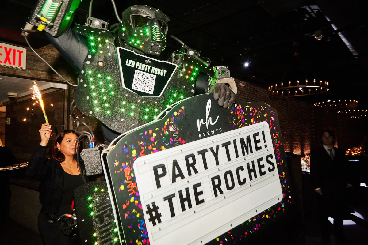 Để có được thân hình cao lớn, người mặc bộ đồ robot buộc phải đi trên cà kheo, hoặc làm phần thân trên cao lên hẳn. (Ảnh: Facebook)