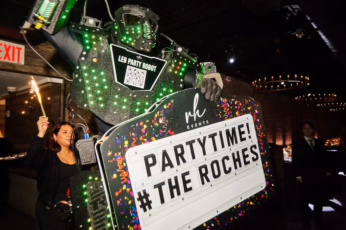 Để có được thân hình cao lớn, người mặc bộ đồ robot buộc phải đi trên cà kheo, hoặc làm phần thân trên cao lên hẳn. (Ảnh: Facebook)