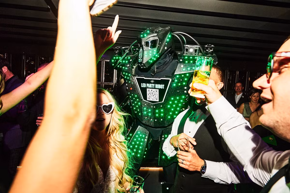 Trên thế giới, việc thuê robot tiệc tùng khuấy đảo không khí bữa tiệc đã có từ khá lâu. Những bộ đồ robot tiệc tùng thường được chế tác ở nước ngoài, có giá 4.500-8.000 USD.