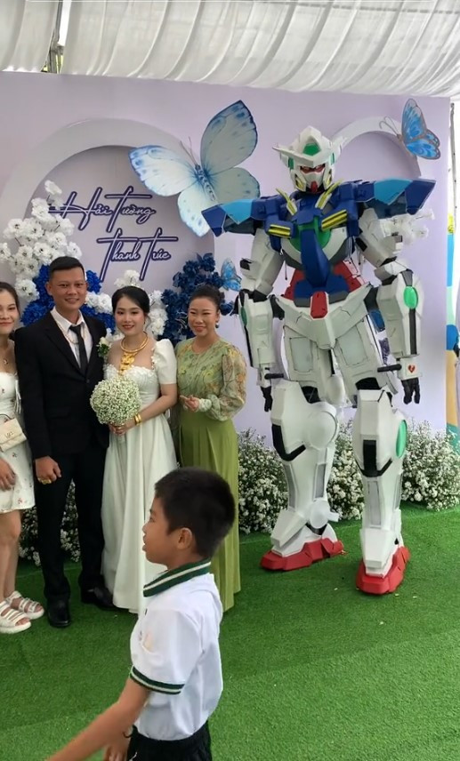 Chú robot này cao đến 3m, đứng ở cổng rạp cưới đón quan khách và chụp ảnh cùng những người đến dự lễ cưới.