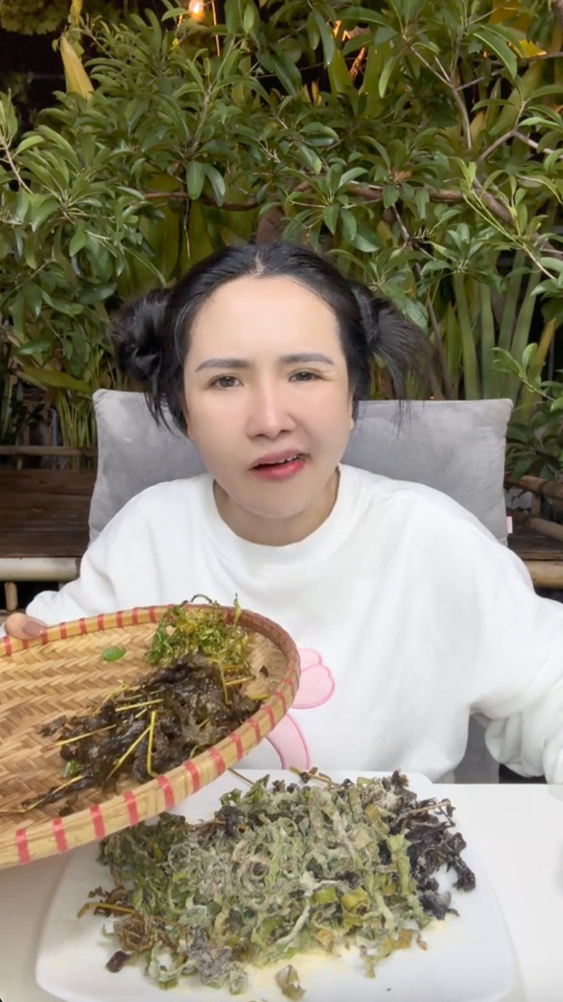 Cách làm lá chuối chiên cũng rất đơn giản, chỉ cần chọn những chiếc lá chuối thật non, càng non càng tốt, lấy riêng phần lá và bỏ phần gân to ở giữa. Sau đó, rửa sạch rồi cuộn lá chuối lại và dùng dao thái thật mỏng. Tiếp theo, chúng ta chỉ cần đun sôi dầu và cho vào chiên giòn lên là được.