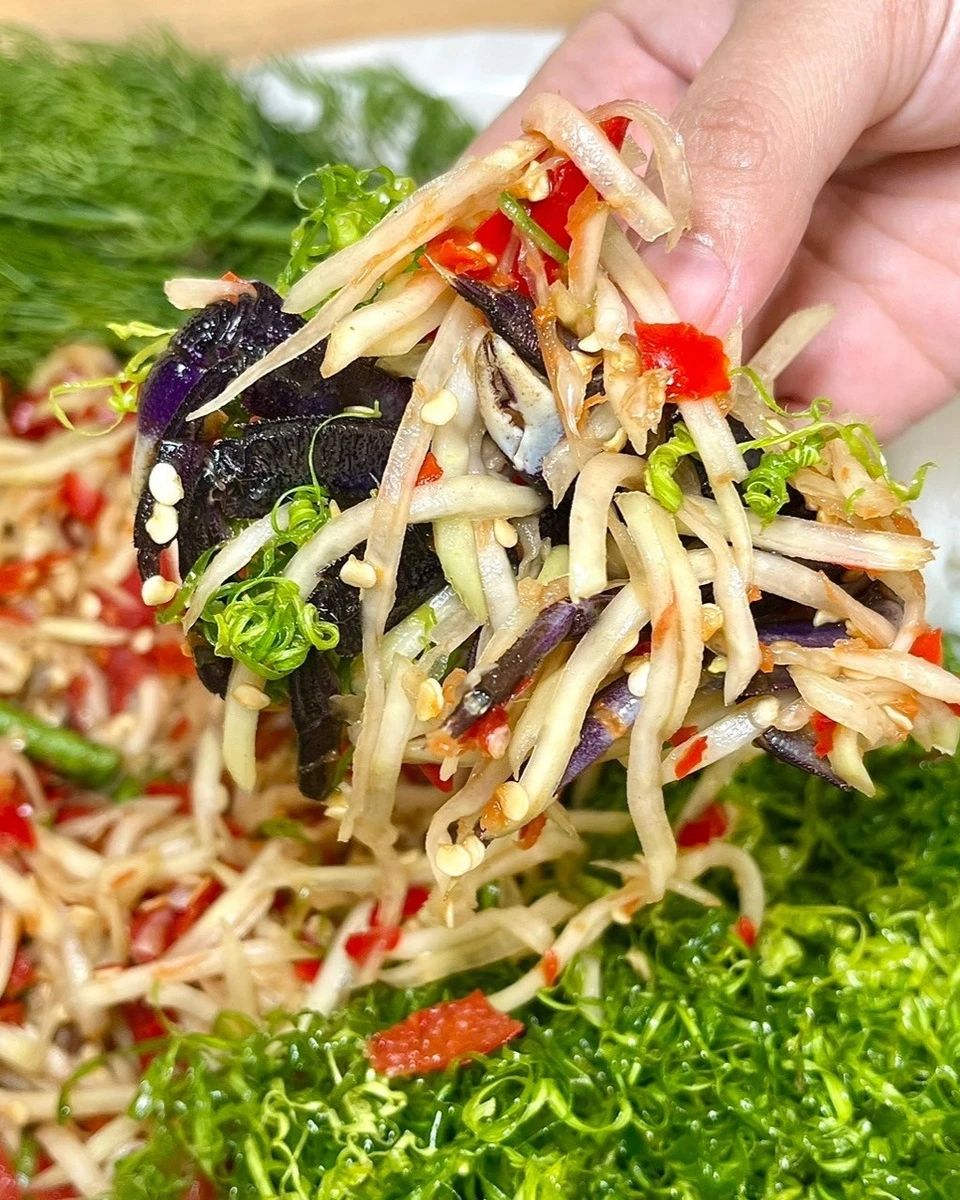 Món lá chuối chiên còn được nhiều người biến tấu khi dùng để trộn gỏi.