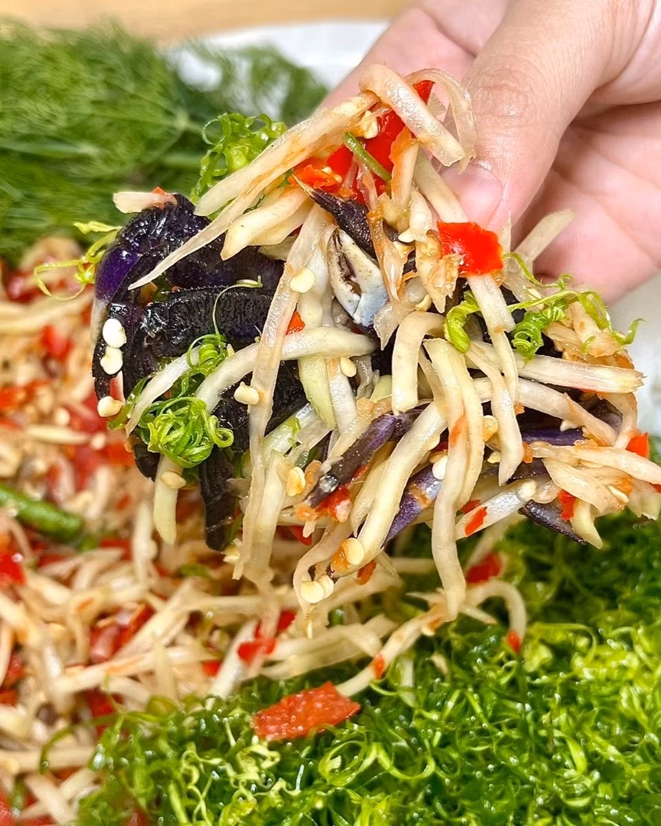 Món lá chuối chiên còn được nhiều người biến tấu khi dùng để trộn gỏi.