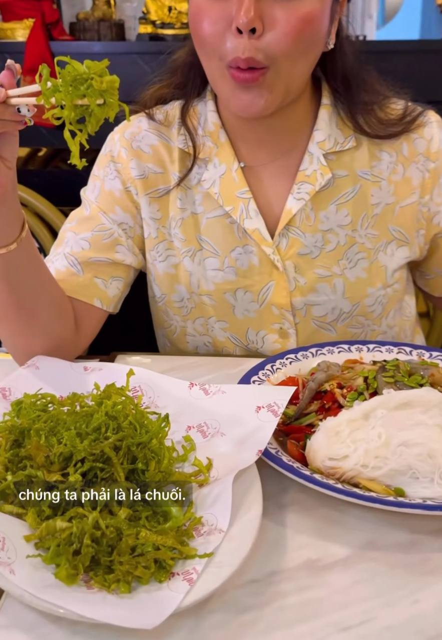 Trước đó, mạng xã hội từng xuất hiện nhiều món ăn chế biến từ các loại hoa lá trong tự nhiên như gỏi hoa giấy, gỏi hoa phượng...