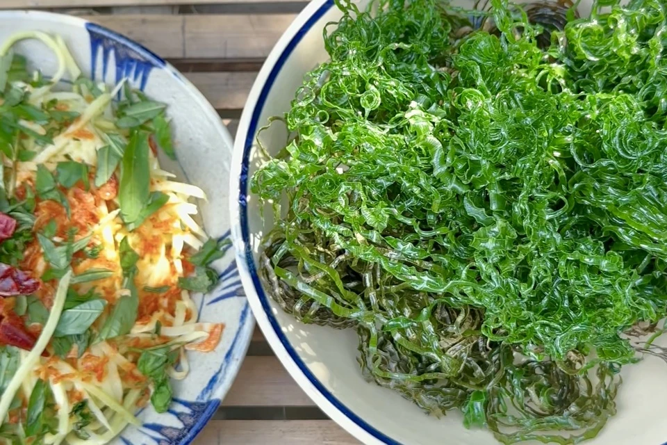 Lá chuối chiên xong vẫn có màu xanh, giòn hơn hẳn và trông cũng khá thú vị. Tuy nhiên, hương vị của nó thì lại... chẳng có gì đặc sắc - theo nhận xét của rất nhiều người đã ăn thử.