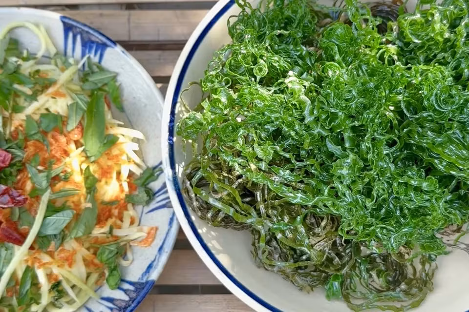 Lá chuối chiên xong vẫn có màu xanh, giòn hơn hẳn và trông cũng khá thú vị. Tuy nhiên, hương vị của nó thì lại... chẳng có gì đặc sắc - theo nhận xét của rất nhiều người đã ăn thử.