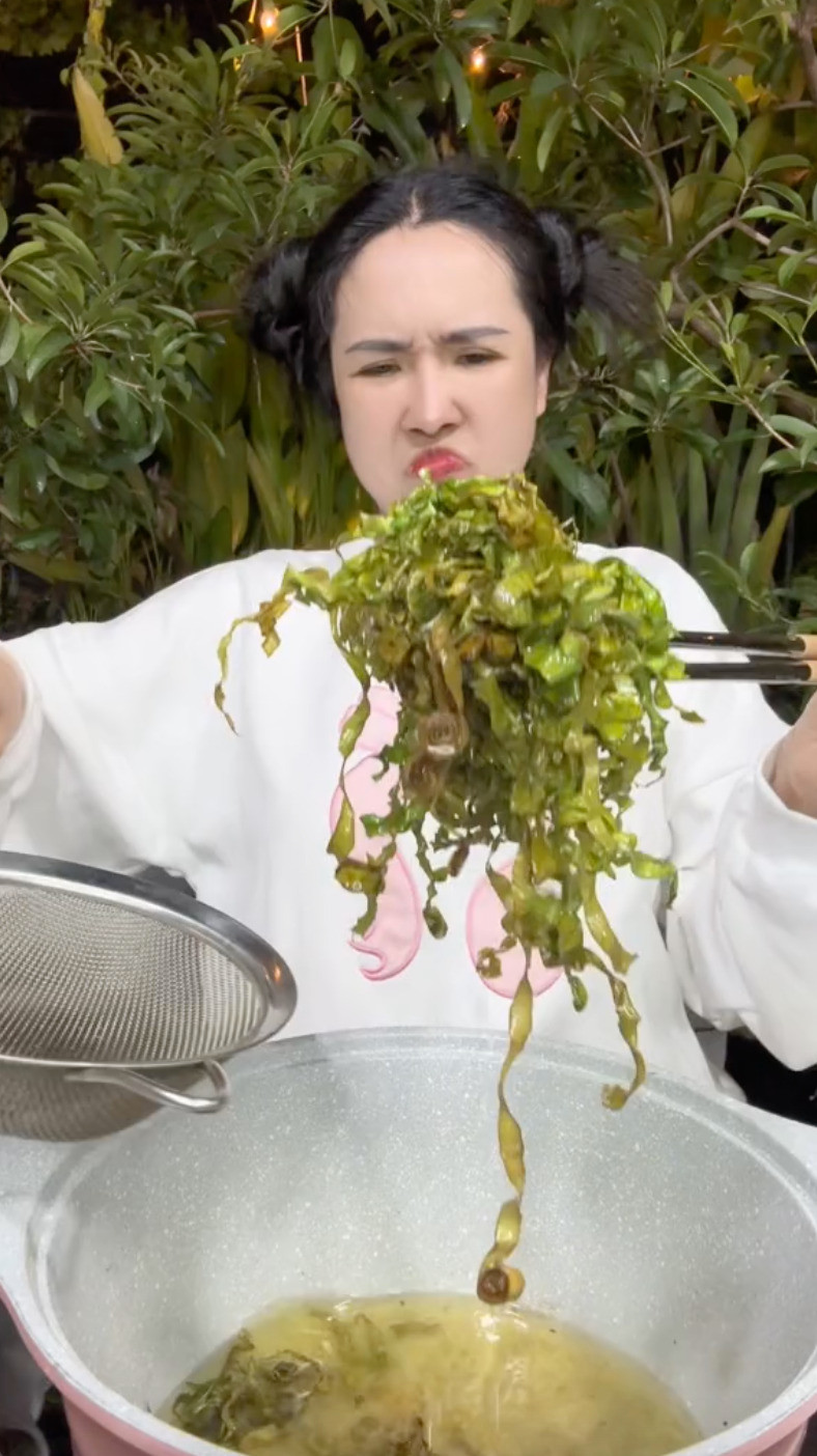 Được biết, món lá chuối chiên này có xuất xứ từ Thái Lan, sau đó đã được lan truyền trên TikTok khiến dân tình thi nhau làm theo.