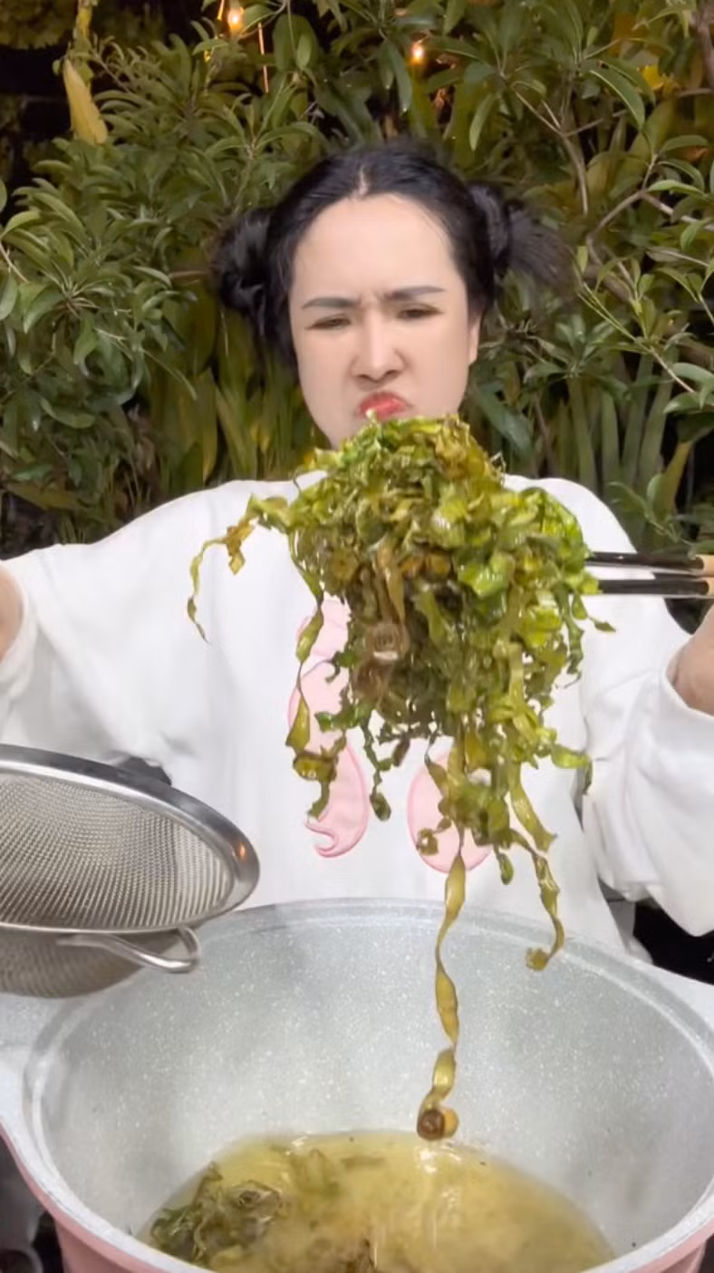 Được biết, món lá chuối chiên này có xuất xứ từ Thái Lan, sau đó đã được lan truyền trên TikTok khiến dân tình thi nhau làm theo.