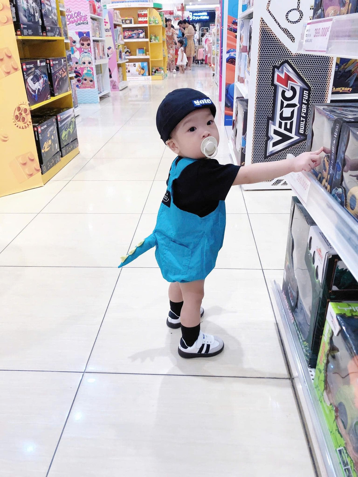 Được biết danh tính của "em bé triệu view" này là bé Danh Hưng, 21 tháng tuổi, có tên gọi ở nhà là Sữa.