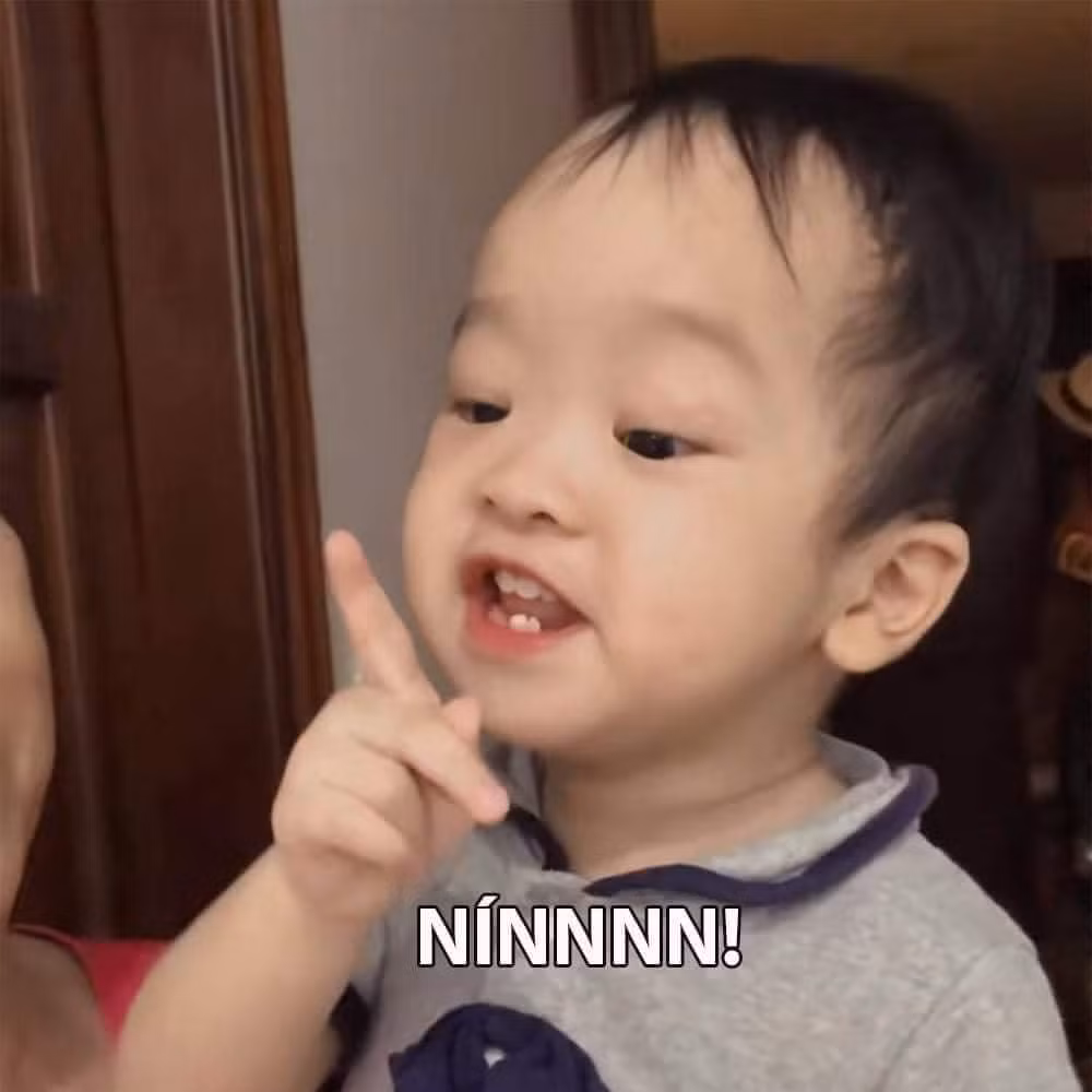 Những ngày qua, trên khắp các diễn đàn MXH, hội mẹ bỉm "phát sốt" vì một đoạn clip ghi lại khoảnh khắc cực hài hước của bé trai lớp mầm non. Theo đó khi được mẹ hỏi diễn tả lại cô giáo khi bé khóc thì cô giáo sẽ làm như thế nào, em bé ngay lập tức "bật chế độ" diễn sâu để tả lại cô giáo bằng một từ "nín" cùng biểu cảm vô cùng thần thái.