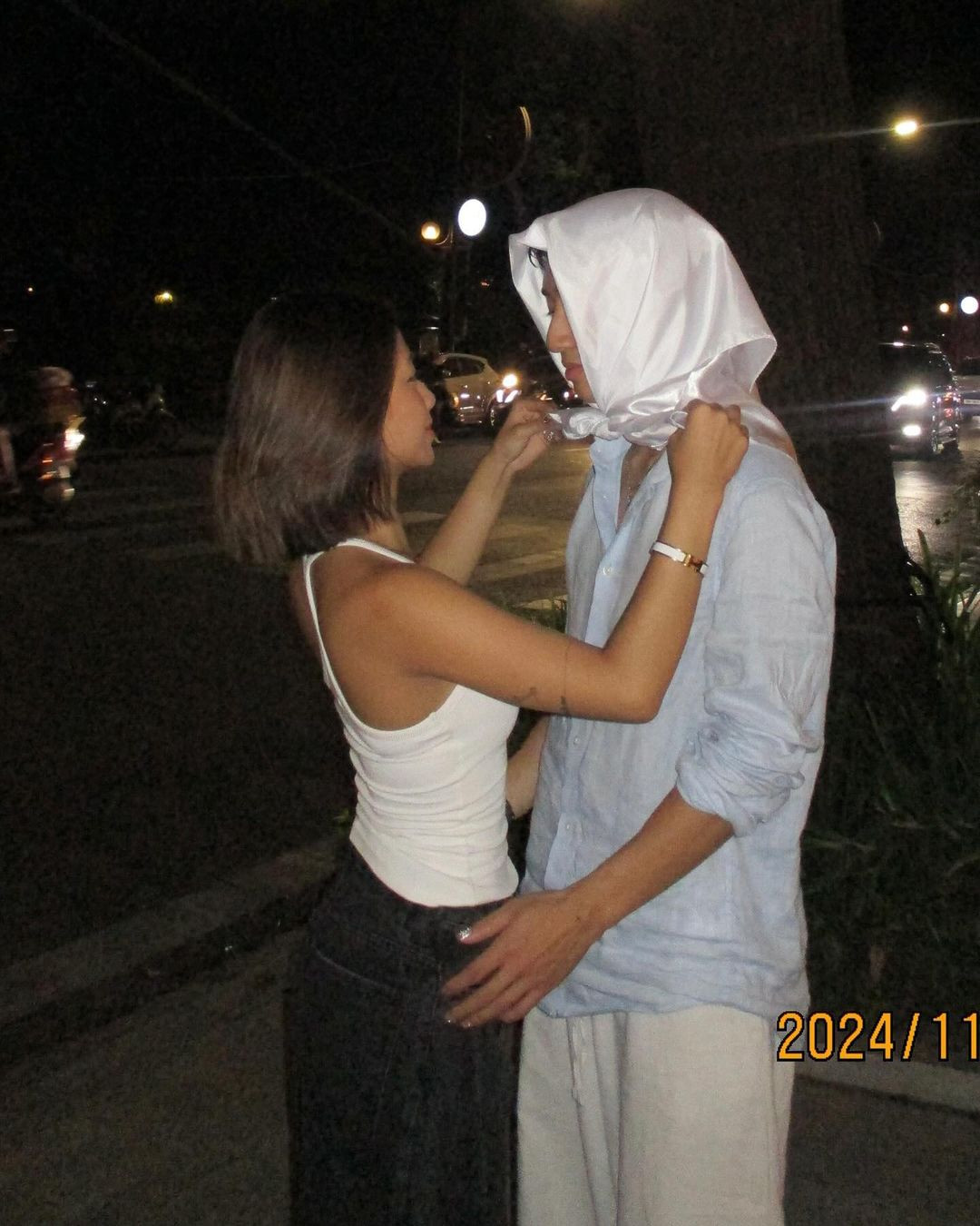 Sau loạt drama, cô nàng vẫn vô cùng thắm thiết bên bạn trai. Có thể thấy, tình cảm của bạn trai ngoại quốc dành cô nàng vẫn không hề thay đổi.