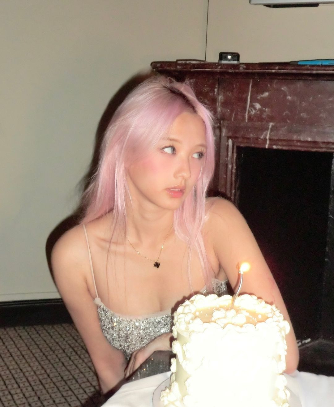 Trong loạt ảnh đón sinh nhật tuổi 29, cô nàng "chiêu đãi" fan với loạt ảnh khoe body cực nóng bỏng.