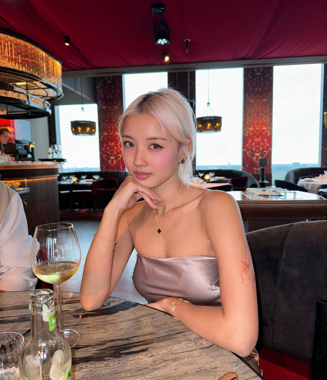 Ngoài đời, Vyvan Le cũng cực kỳ quyến rũ với gu ăn mặc gợi cảm, khoe những đường cong “chết người” trên cơ thể.