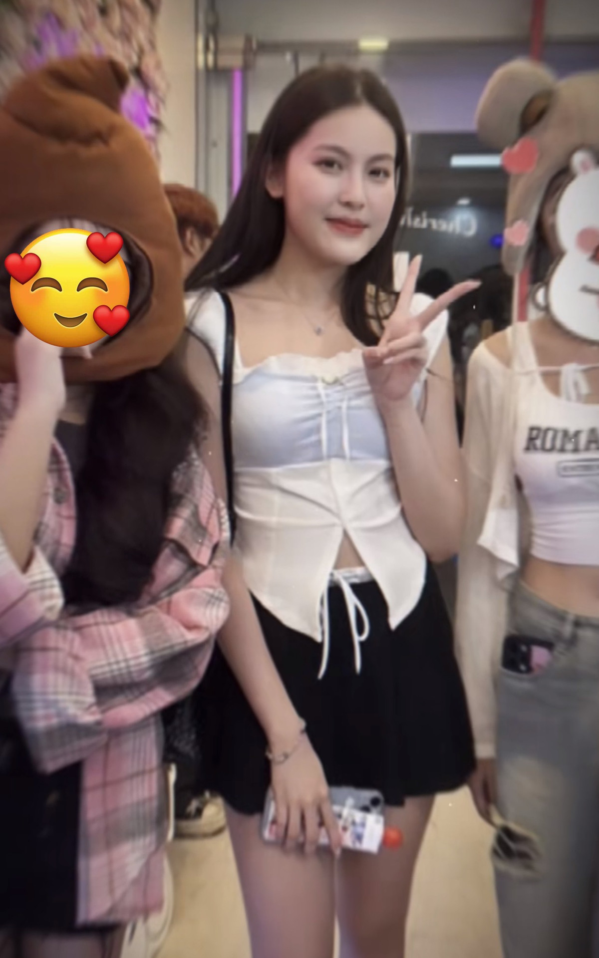 Trong đoạn video ngắn được ghi lại, Tăng Mỹ Hàn có chiều cao vượt trội hơn hẳn cùng thân hình mảnh mai. Gương mặt dù chưa qua app chỉnh sửa nào nhưng không khác là mấy.